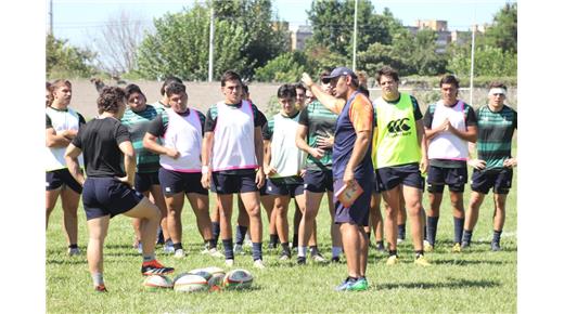 El equipo de Tarucas retomó los entrenamientos el lunes por la tarde con el objetivo de mantener el ritmo de juego de cara a su próximo desafío. Los jugadores llevaron a cabo una intensa práctica de scrum, complementada con ejercicios tanto en el campo de juego como en el gimnasio, bajo la supervisión de Álvaro Galindo y su equipo.